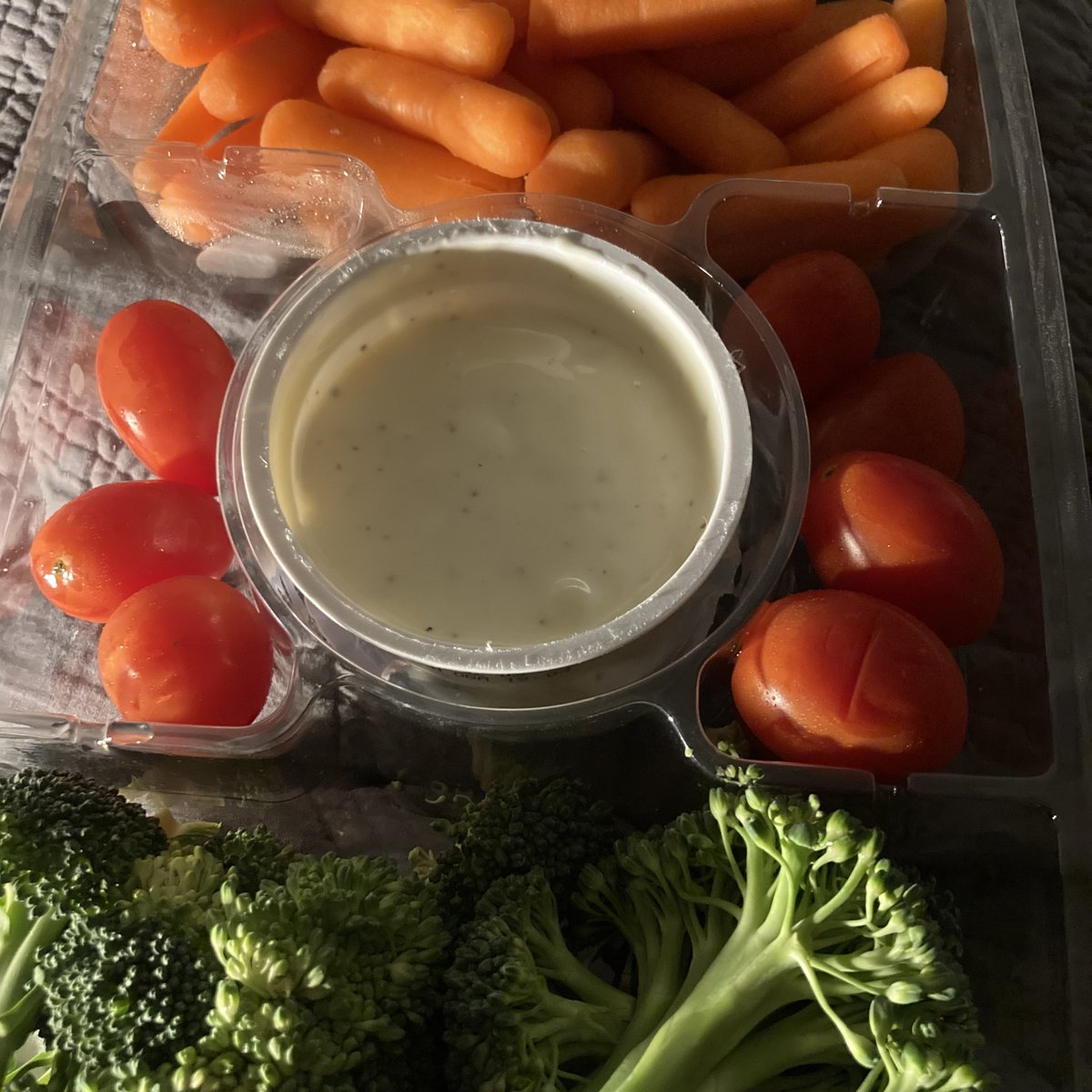 RaulerFood's tweet photo. mixed vegetable tray | organic carrots, cherry tomatoes, broccoli, ranch | food

organic is healthier than “natural” https://t.co/Mva7rtPL7o