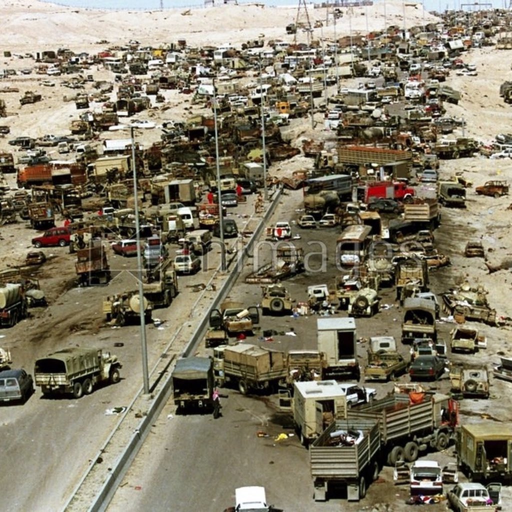 ALBNSH2030's tweet photo. "وكلاء الشيطان في واشنطن"

في مثل هذا اليوم من عام 1991:

انسحبت القوات العراقية من الكويت امتثالا لقرار الأمم المتحدة رقم 660.

أمر المجرم بوش الأب بقصف القوات المتراجع. تشير بعض التقديرات إلى مقتل أكثر من 10 آلاف جندي عراقي. 

جريمة حرب تعرف باسم "طريق الموت السريع" https://t.co/Ghv4IsWbzZ