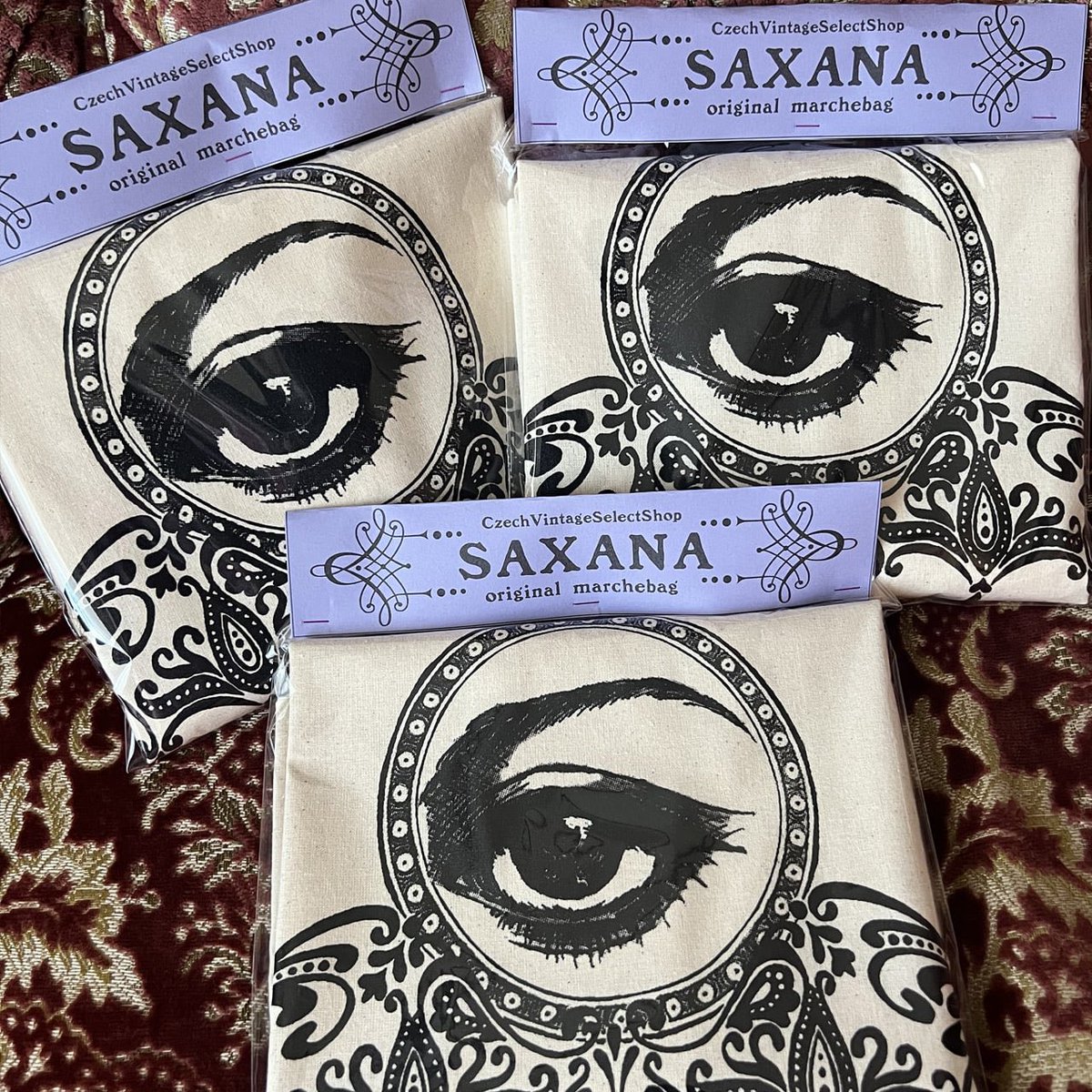 SaxanaShop's tweet photo. チェコの映画「ほうきに乗った女の子」に登場するサクサナの目をモチーフにしたショッピングバッグ👁✨ 大きめサイズでマチもたっぷりとってあり大容量です👁✨

https://t.co/dfcY7yqaEy https://t.co/5PaRBVY9MI