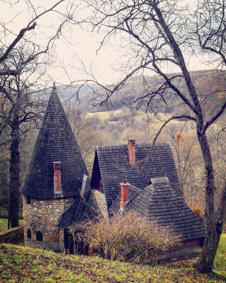 Travel_2Romania's tweet photo. Cetatea Corbului, între satele Nadășu și Stana - granița județelor #Cluj și #Sălaj
#castle #fortress #cetate  #castel #ardeal #romania #picture #photography #visit #travel #masion #manor #Citadelle 
📸 Georgescu Vasile
#DiscoverRomania https://t.co/ufvDQelBkK