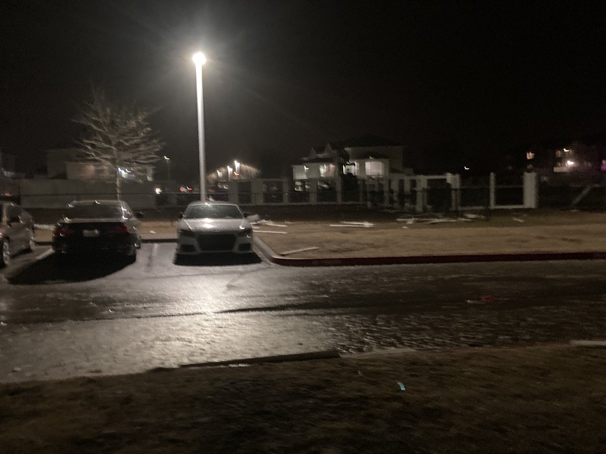 Minor damage to our apartment complex (The Avenue at Norman) just SE of the OK-9/12th Ave SE intersection either from tornado or tornado-adjacent winds. Myself and those I know are safe. <a href="/NWSNorman/">NWS Norman</a> <a href="/CowsWx/">Flying Cows Wx</a> <a href="/spann/">James Spann</a> #okwx