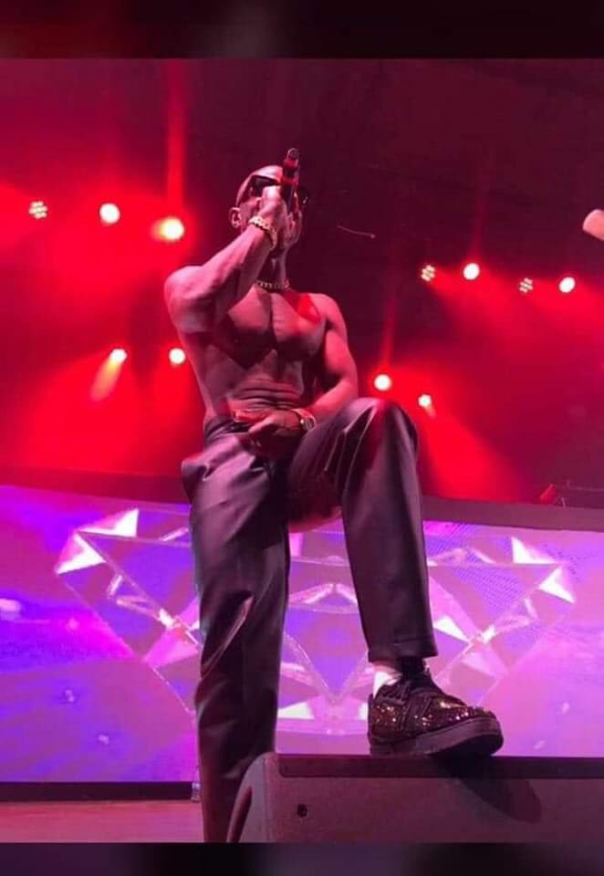 FollowbackZed's tweet image. I am not a @Macky2umupondo fan but I will not join the bandwagon of those trashing him for going shirtless on stage. Are we really that backward or it’s just the self-hate that’s gotten endemic?Hypocrites!Next time go na Bamba fye munthu wandi. #StopSelfHate