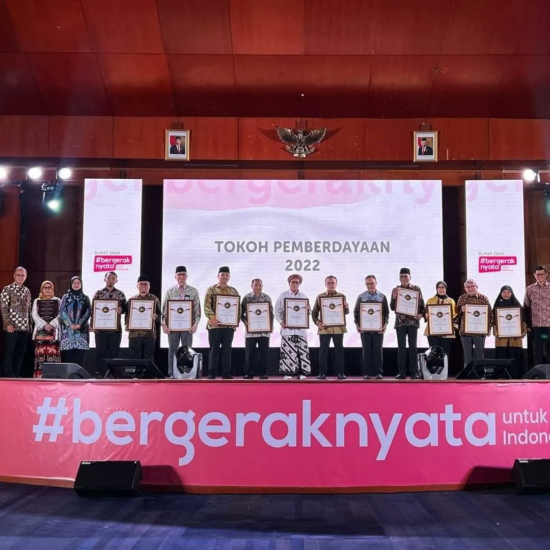 ali_yoseph's tweet photo. Menerima penghargaan dr @rumahzakat sbg salah satu Tokoh Pemberdayaan 2022. Saya menerimanya sbg Ketum Humanitarian Forum Indonesia (HFI). Sejatinya, penghargaan tsb utk keluarga besar HFI. Terima kasih kpd @rumahzakat atas apresiasinya. Mohon terus dukungannya kpd HFI. https://t.co/TziqofrHOU