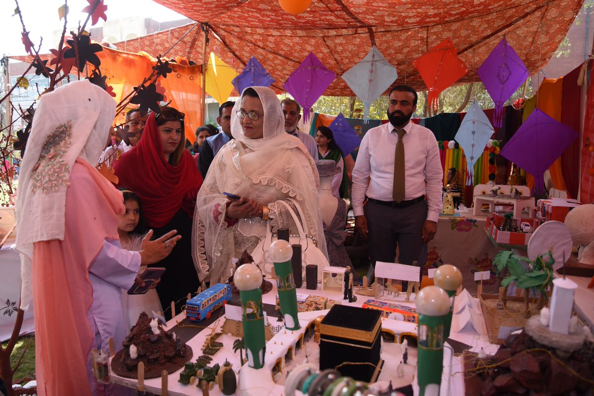 PTEVTACareers's tweet photo. A stunning exhibition organized by @punjab_tevta at GGVTI(W) Liaquatpur to celebrate the spring season. The District 𝐃𝐢𝐫𝐞𝐜𝐭𝐨𝐫 𝐑𝐚𝐡𝐢𝐦 𝐘𝐚𝐫 𝐊𝐡𝐚𝐧 inaugurated the event and trainees of the institute exhibit their splendid skills through different handmade projects. https://t.co/8ZmmWkKhgU