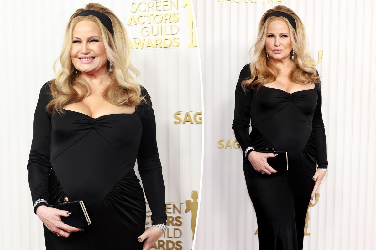 Jennifer Coolidge channels Brigitte Bardot at SAG Awards 2023
