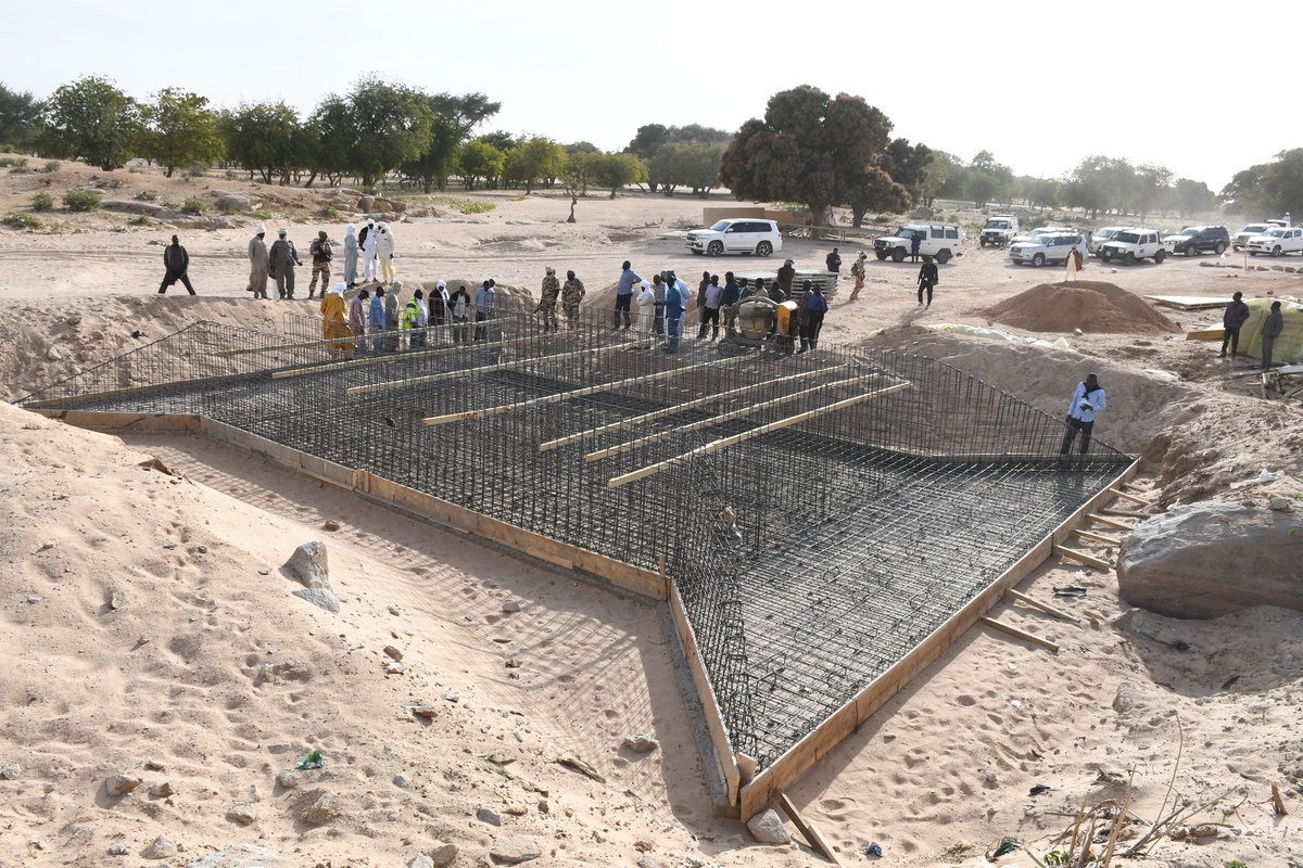 date_africa's tweet photo. 🇹🇩 Tchad : Travaux en cours du projet de bitumage de la route Abéché-Abou Goulem : le Chef de l’axe Am Zouer – Guéréda pour s’apercevoir des travaux effectués sur ce tronçon par l’entreprise HBC. #utdainfrastructure #utdaHBC
#utdaouadi #utdamobilité #utdaterrassement #utdaFER https://t.co/iahXMWNVHX