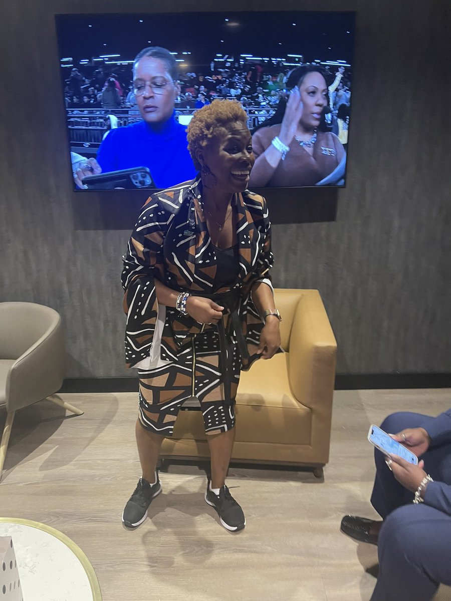 CIAACommish's tweet photo. Love opening doors @CIAAForLife @VanWagner @WomenLeadersCS for all this amazing and beautiful talent @espn Well done Queens @ACoach4TheCoach @SheKnowsSports 

#dreamsareendless #ciaatourney #creatingnewmemories #livethelegacy #ciaaforlife #bmore #charmcity https://t.co/Fjh1hj9DVC