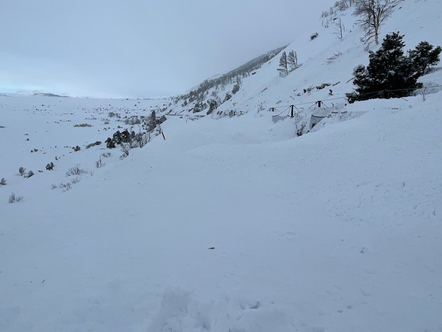 Caltrans9's tweet photo. U.S. 395 from Lee Vining to Bridgeport will remain in a hard closure due to several avalanches from the recent snowstorms and the potential for more at this time. Crews are anticipating additional slides. Caltrans will work to clear these and any new slides after the storm. https://t.co/R9F1uZ5WWO
