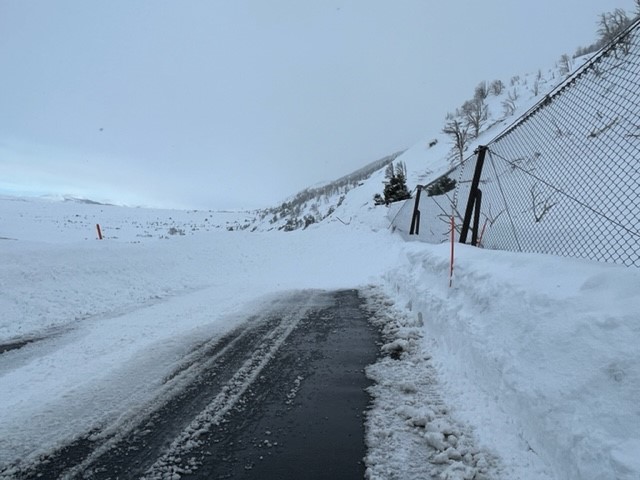 Caltrans9's tweet photo. U.S. 395 from Lee Vining to Bridgeport will remain in a hard closure due to several avalanches from the recent snowstorms and the potential for more at this time. Crews are anticipating additional slides. Caltrans will work to clear these and any new slides after the storm. https://t.co/R9F1uZ5WWO