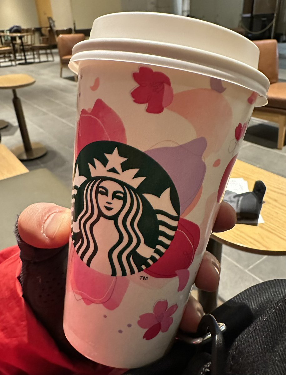 kazumi_n's tweet photo. White mocha is my power source #whitemocha #Starbucks #mypowersource #almondmilk #customeize https://t.co/HdG02cpr6q