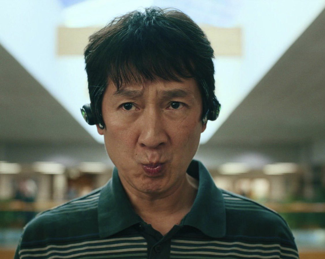 discussingfilm-on-twitter-ke-huy-quan-is-the-first-asian-actor-to-win