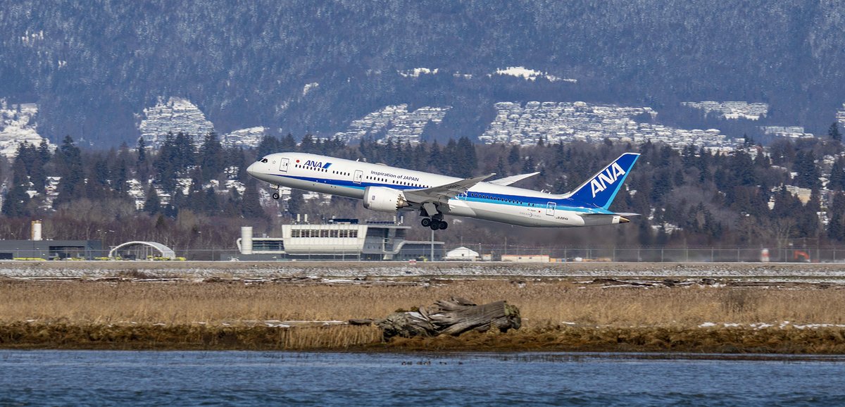 Kent_YVR's tweet photo. Overnight snow made some stunning mountain backdrops in sunny weather today 🥰 This is #NH135 @FlyANA_official @BoeingAirplanes #787 departure @yvrairport for Tokyo - Narita. #yvrspotters #avgeek #Vancouver #JA884A https://t.co/B42sg3Rlaz