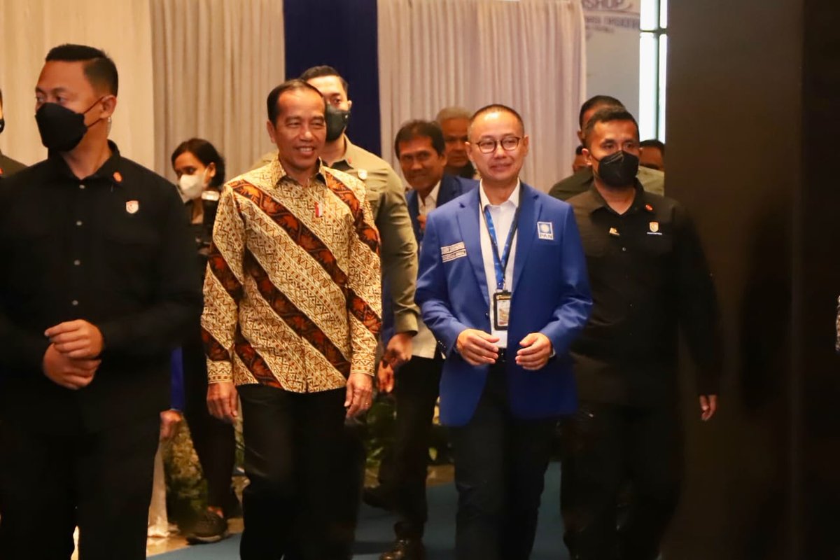 Trilala200's tweet photo. #WajahBaruPAN Presiden Jokowi hadiri Rakornas partai PAN di Jawa Tengah https://t.co/SzlshTt3WT