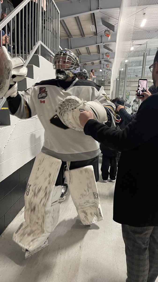 MCluett_Milton's tweet photo. Showing #MiltonON grit, @MenaceOJHL come back in the third period for a 6-4 win over Halliburton! Great game!! #GoMenace https://t.co/RfryamrqB0
