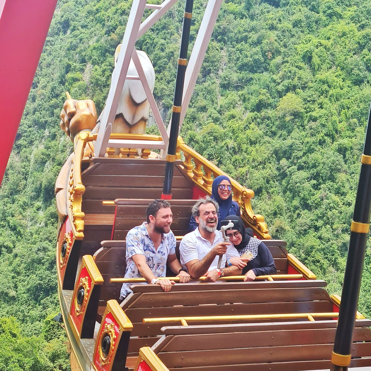 Laughter is one of the greatest medicine, so laugh out loud with your loved ones as you ride on on our Stormrider!⚓
 
#SunwayLostWorldOfTambun
#AwesomeMoments
#STPStudios
#PlayWithConfidence
#StayWithConfidence