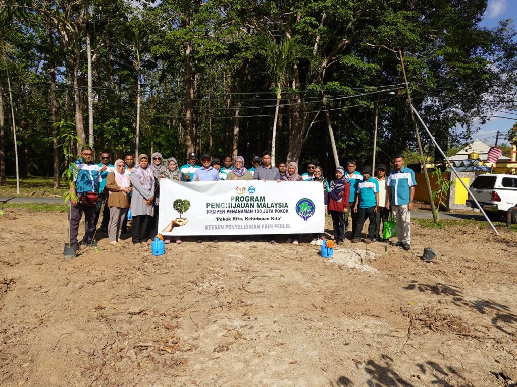 FRIMKepong's tweet photo. Pengarah² Bhg Operasi @FRIMKepong tanam 15 pokok di #StesenPenyelidikanFRIM #MataAyer pd 16/2 sbg sokongan kpd Kempen Penanaman @100JutaPokok.

#100JutaPokok #OurTreesOurLives #PokokKitaKehidupanKita #FRIMTanamPokok #TreePlantingFRIM https://t.co/eowF6QyYA5