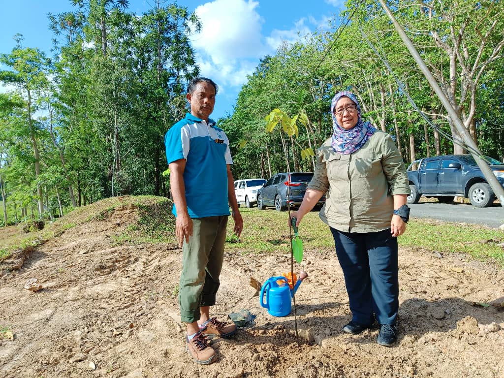 FRIMKepong's tweet photo. Pengarah² Bhg Operasi @FRIMKepong tanam 15 pokok di #StesenPenyelidikanFRIM #MataAyer pd 16/2 sbg sokongan kpd Kempen Penanaman @100JutaPokok.

#100JutaPokok #OurTreesOurLives #PokokKitaKehidupanKita #FRIMTanamPokok #TreePlantingFRIM https://t.co/eowF6QyYA5