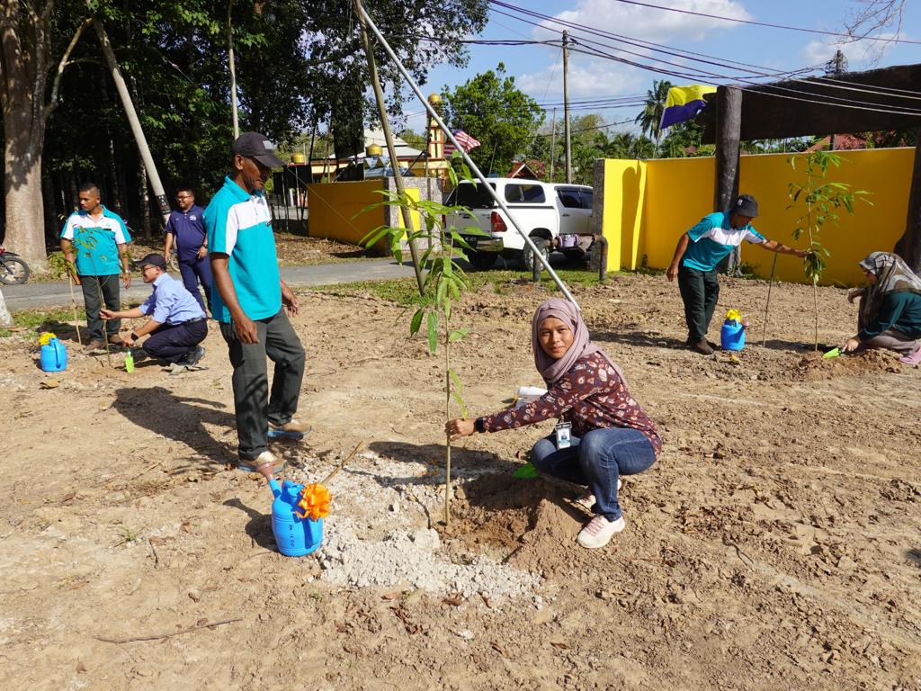 FRIMKepong's tweet photo. Pengarah² Bhg Operasi @FRIMKepong tanam 15 pokok di #StesenPenyelidikanFRIM #MataAyer pd 16/2 sbg sokongan kpd Kempen Penanaman @100JutaPokok.

#100JutaPokok #OurTreesOurLives #PokokKitaKehidupanKita #FRIMTanamPokok #TreePlantingFRIM https://t.co/eowF6QyYA5