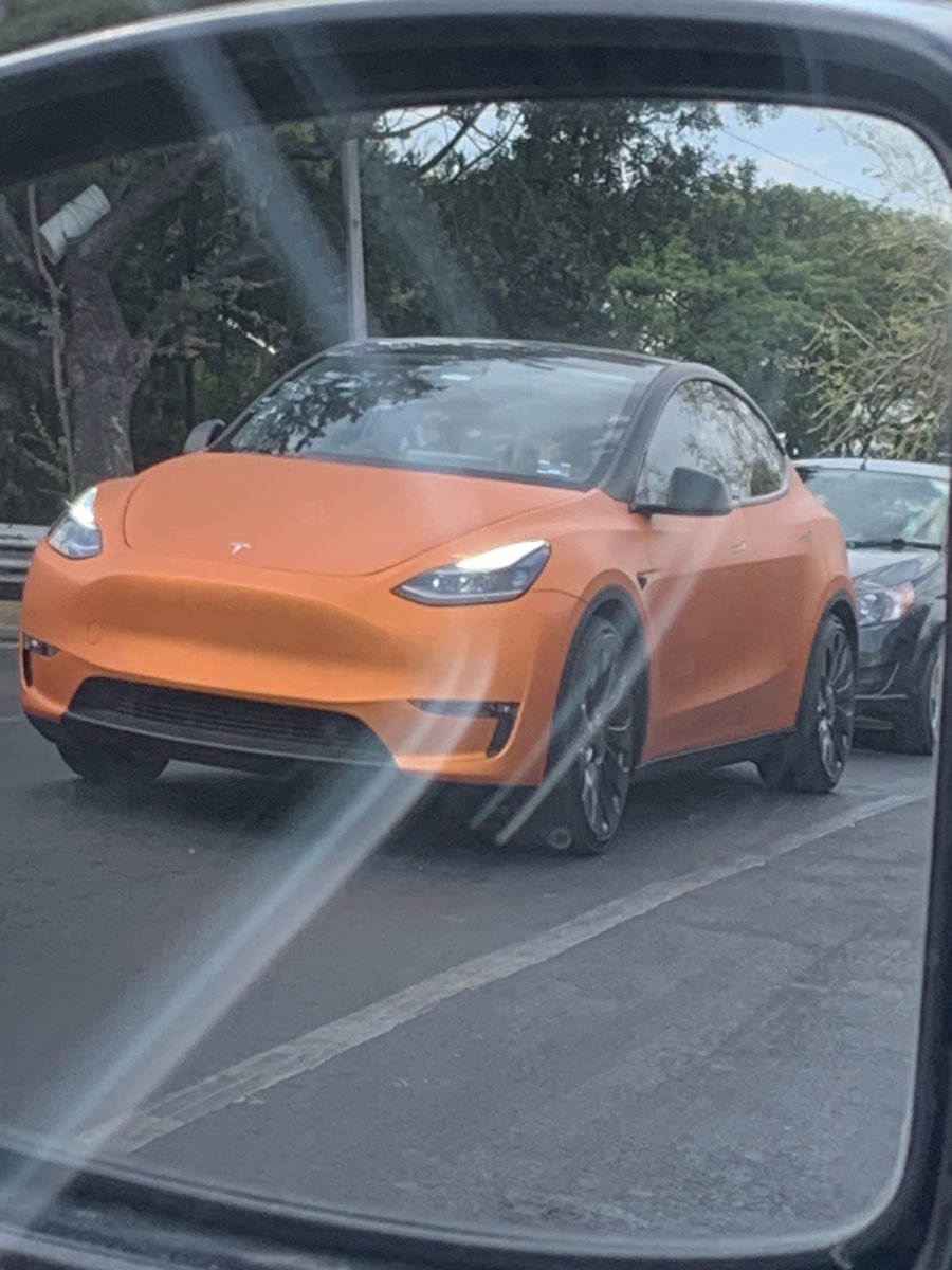 innyec's tweet photo. Solo había una marca cuyo carro se ve bien en naranja 🍊, aunque no me fascina parece sentarle bien el color a este #Tesla . Sabes que otro auto se ve bien en naranja? https://t.co/5Tj1EO0Nc2