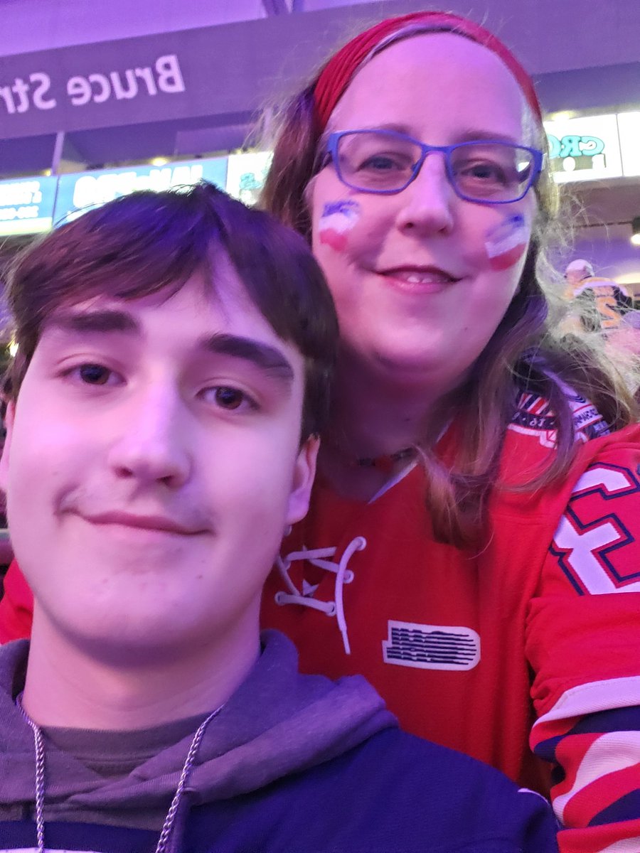 JenniferOMall14's tweet photo. @Oshawa_Generals Go Gens Go!  5 minutes to game time!  Sec 113 Row 3 Seat 16 and Row 4 Seat 16. https://t.co/8rBUMiNjXz