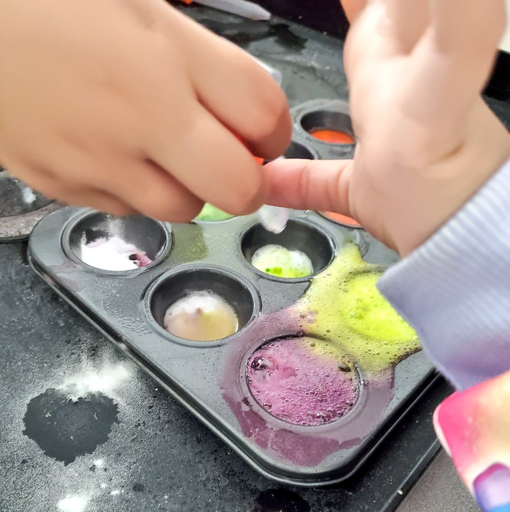 SCIENCE EXPERIMENT- baking soda + food colouring + vinegar = 'wow a volcano', 'Look bubbles', 'it's an explosion', 'the colors are so beautiful' - the comments that came from all the children were AMAZING 💚💖💛 @MsHLatimer @tigerjeetps KF6