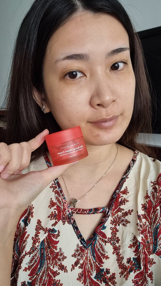 Ignatieva_V's tweet photo. Sebelum makeup wajib banget skinprep. Biar makeup tahan seharian, aku pake rangkaian skincare dari @dearmebeauty yang pertama si skin barrier water cream ini buat moisturizer sebelum makeup. Kalau kulit kita moist dan hydrated makeup tuh lebih nempel loh #tipsmakeup https://t.co/Ki1yNWLayg