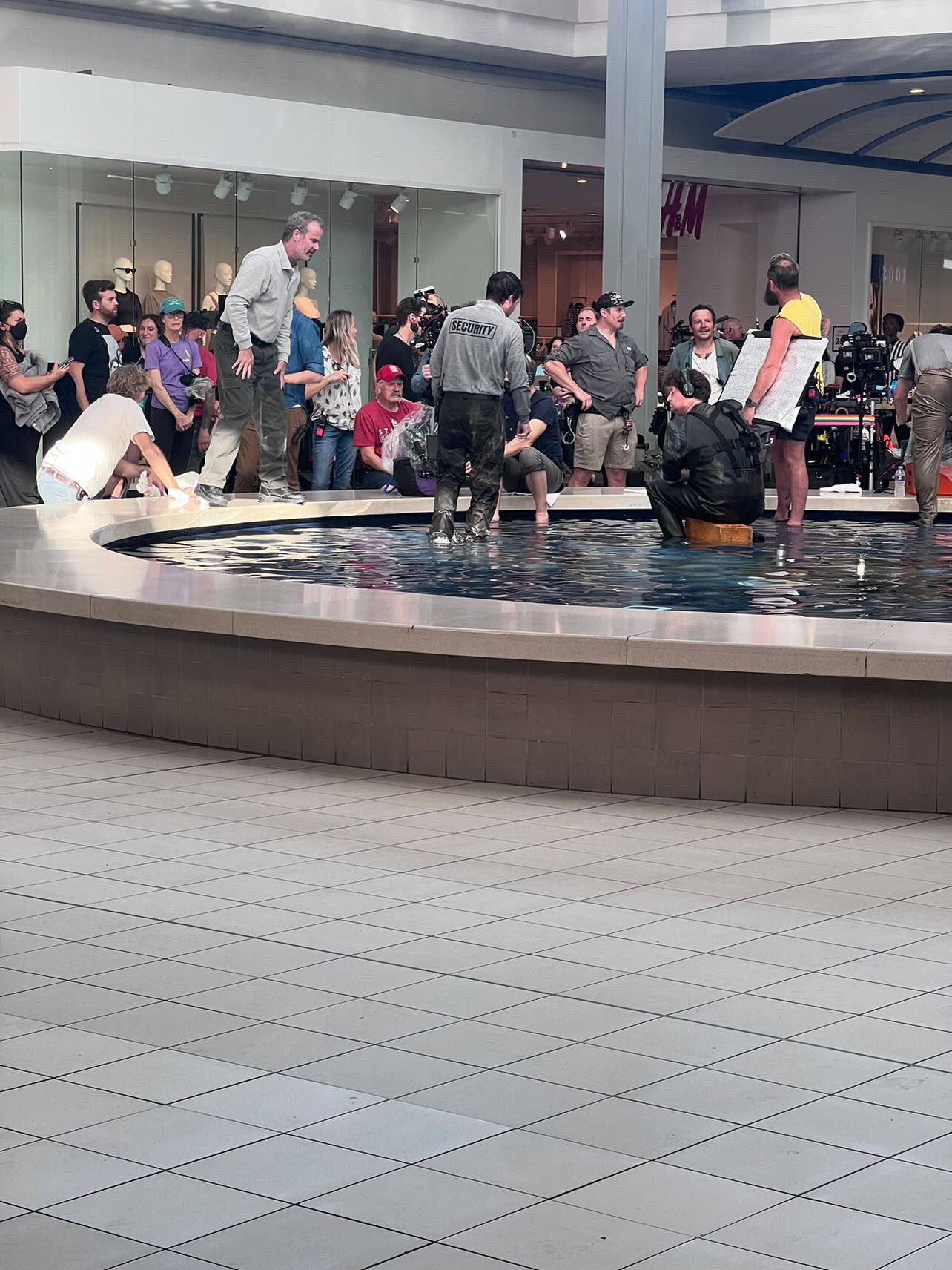 Mike Schmidt espancando Homem em uma fonte