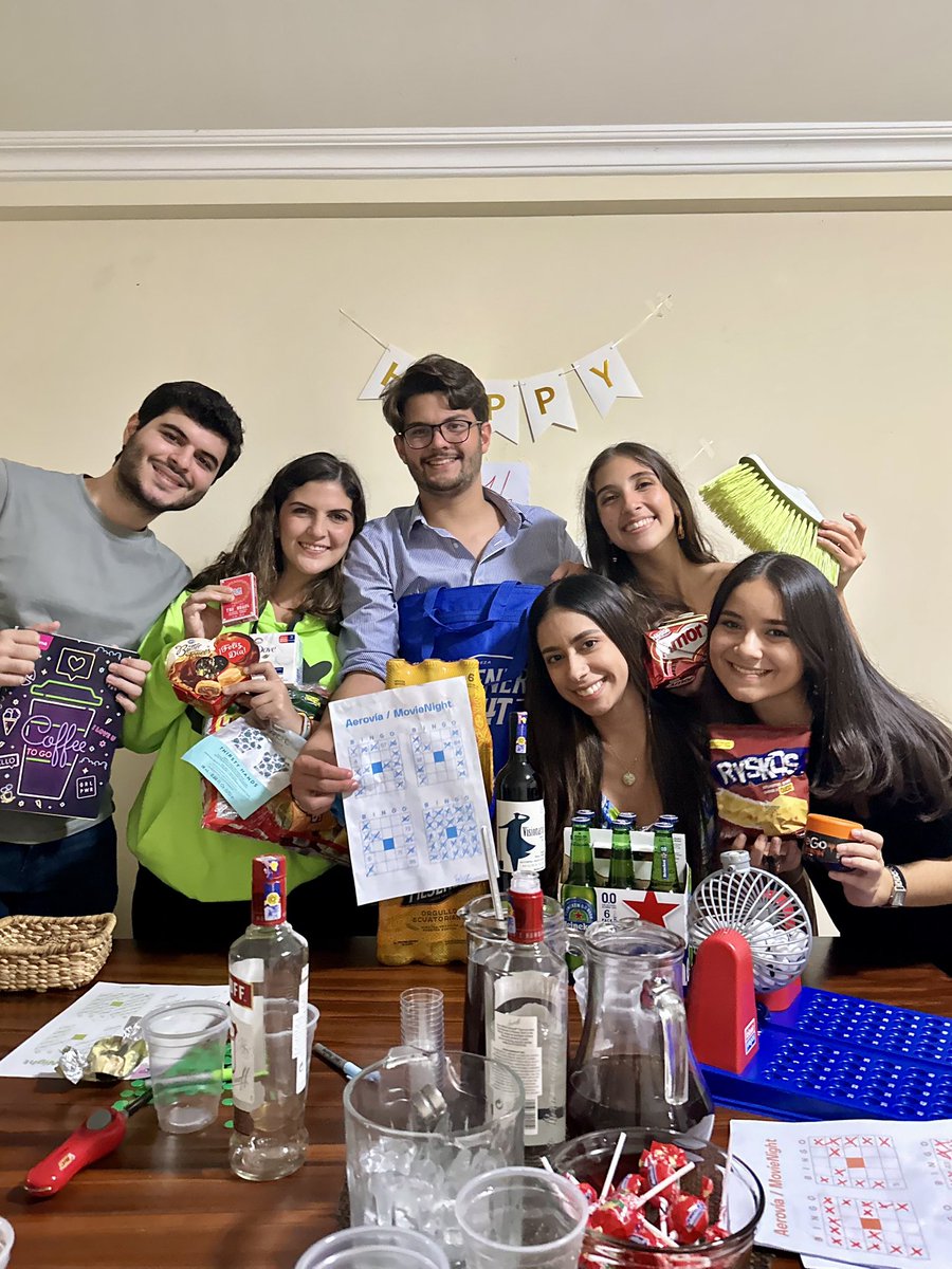 maalejandraav's tweet photo. Mis mejores amigos me acolitaron a celebrar mi *medio* cumpleaños 🥹 jugamos bingo, ganamos ridiculeces de premios, comimos hamburguesas, tomamos té helado con vodka, me cantaron, y me reí toda la noche <3 https://t.co/10CPubKJda