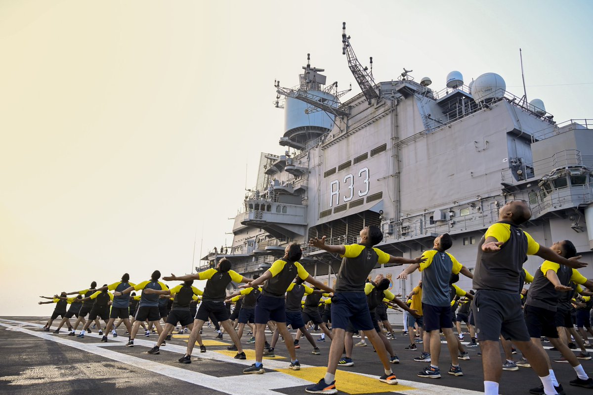 IN_Vikramaditya's tweet image. &quot;O God, help us to keep ourselves physically strong 💪and mentally awake&quot;- goes a soldier&apos;s daily prayer. The sea breeze rejuvenates the body, calms the mind and the view is, as always, priceless. 😎 #FitIndia
#INSVikramaditya
@indiannavy @IN_WNC  @IN_WesternFleet @IN_KTKNA