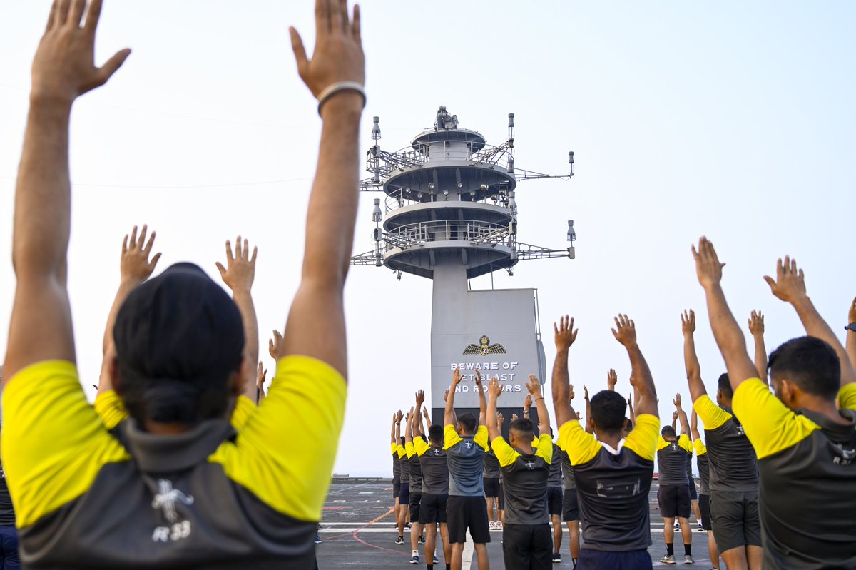 IN_Vikramaditya's tweet image. &quot;O God, help us to keep ourselves physically strong 💪and mentally awake&quot;- goes a soldier&apos;s daily prayer. The sea breeze rejuvenates the body, calms the mind and the view is, as always, priceless. 😎 #FitIndia
#INSVikramaditya
@indiannavy @IN_WNC  @IN_WesternFleet @IN_KTKNA