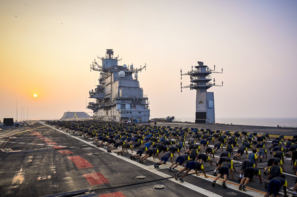 IN_Vikramaditya's tweet image. &quot;O God, help us to keep ourselves physically strong 💪and mentally awake&quot;- goes a soldier&apos;s daily prayer. The sea breeze rejuvenates the body, calms the mind and the view is, as always, priceless. 😎 #FitIndia
#INSVikramaditya
@indiannavy @IN_WNC  @IN_WesternFleet @IN_KTKNA
