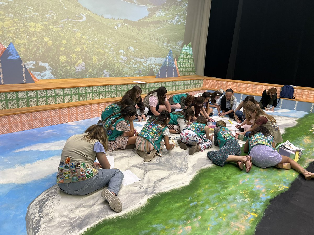 DanielleONeil_'s tweet photo. Mini-me and I spent an afternoon with the @gswcf at @PatelConserv learning set design and getting VIP at a production of The Sound of Music! It was a lovely afternoon 💚

#GirlScouts #TroopMom #StrazCenter #TampaBay https://t.co/2EJmbWCXmR