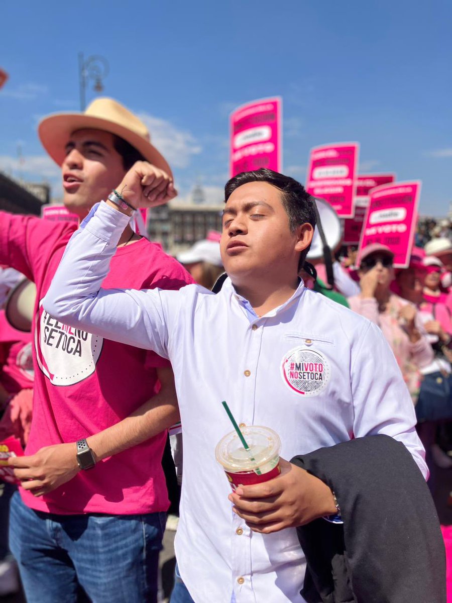 SandAldair's tweet image. Me llena de mucha de orgullo poder coincidir con personas y amigos que defiendan órganos de vital importancia en nuestro país y ser parte de una gran marcha!🇲🇽👏🏼

#INE #Zocalo #DMAS #ALHA