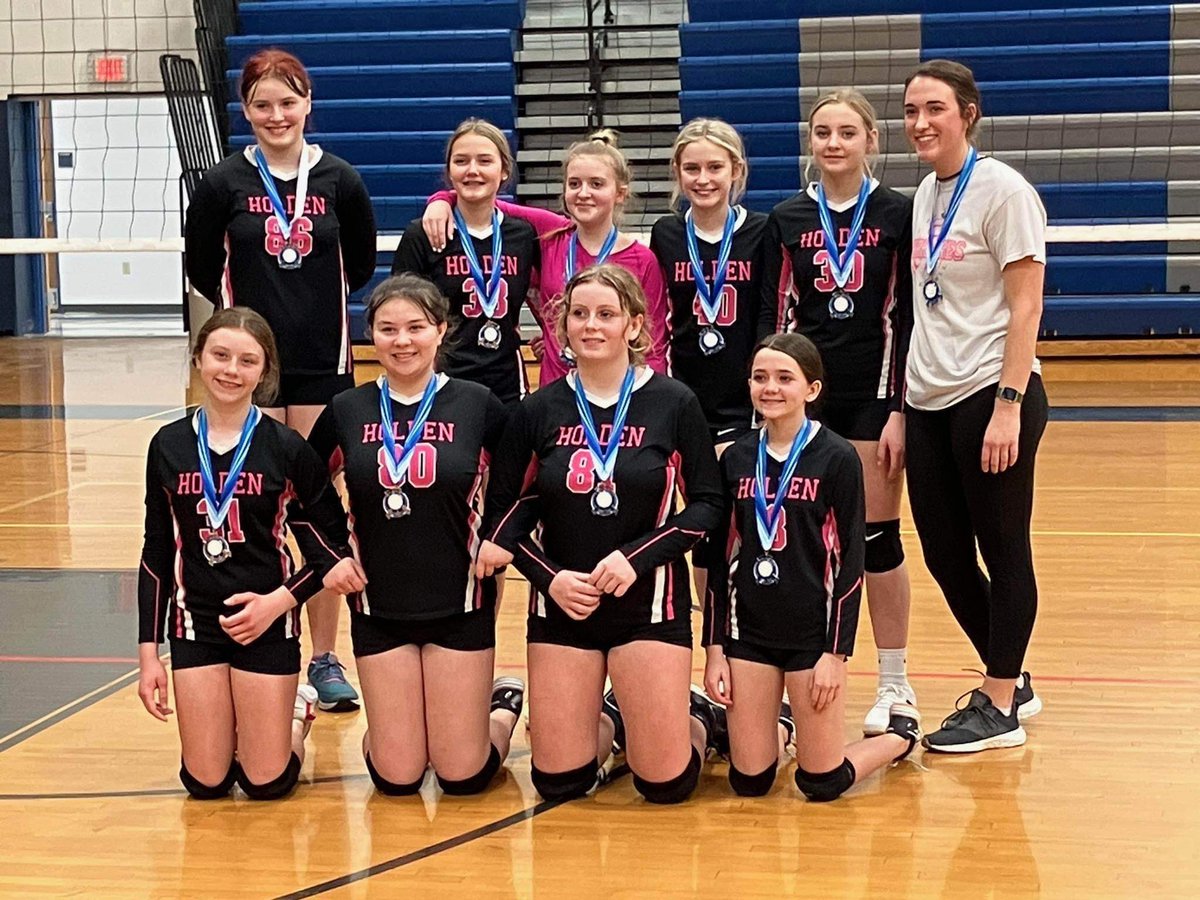 MsRiley_GMS's tweet photo. Cora placed second in silver bracket today and Skyla placed second in gold bracket today. 🏐🖤 So proud. But this stepmom/coach is TIRED! #ProudStepMom #Coach #LoveMyGirls https://t.co/kkvV77E2SK