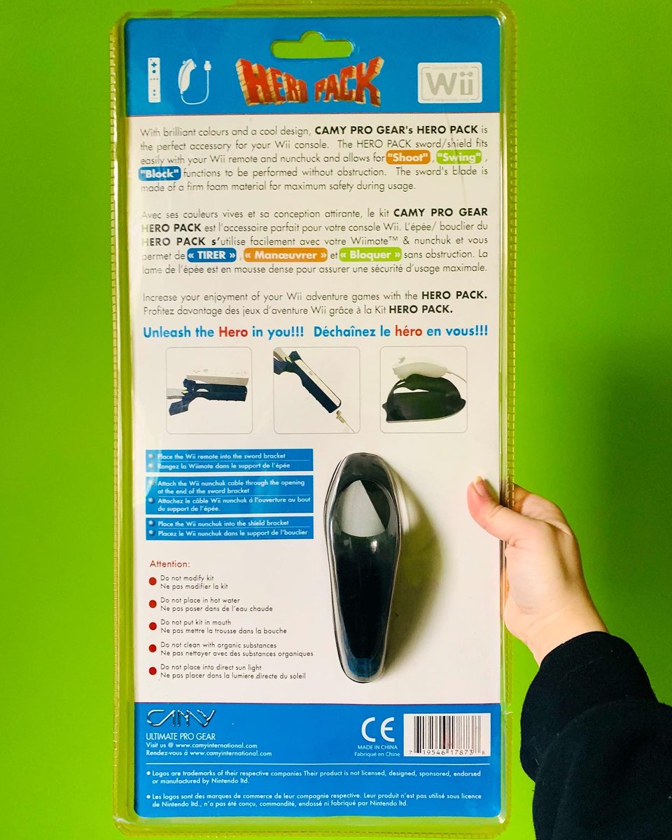 Linksliltri4ce's tweet image. 2007 CAMY Wii Hero Pack

As you may know by now, my favorite Zelda collectibles are the oddities. This #Wiimote sword and shield accessory pack was released in Aug 2007 by #CAMYInternational. The bootleg #MasterSword clips onto the wiimote while the knockoff #HylianShield