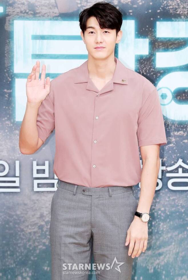 kdramacasting's tweet photo. #LeeKiWoo reportedly to join the leading cast of MBC drama <#TheSandFlower>, he will act as Park Yun-hak who was born as the second son of the most prestigious family in Joseon, and is a member of the King's secret organization "Yeonghowi.”

#LeeHoney #LeeJongWon https://t.co/tGBkeW5eFh