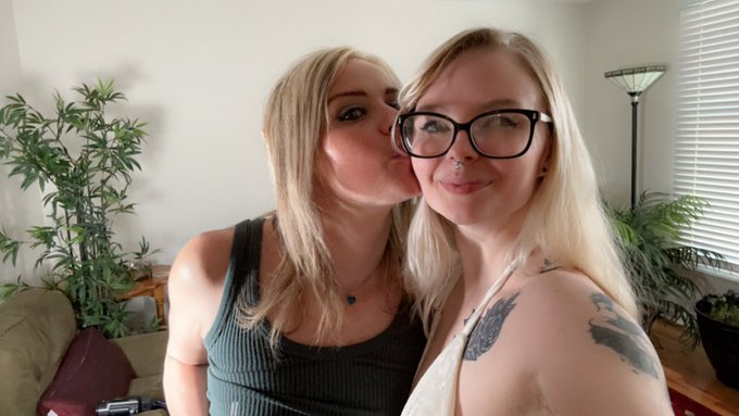 I got to work with some very pretty ladies today! Go follow them as well 🥰 @kodyevans21 @LondonEvans19<a href="/tag/lactation"class="tags"><span>#lactation</span></a><a href="/tag/lactationkink"class="tags"><span>#lactationkink</span></a><a href="/tag/lactatingvids"class="tags"><span>#lactatingvids</span></a>