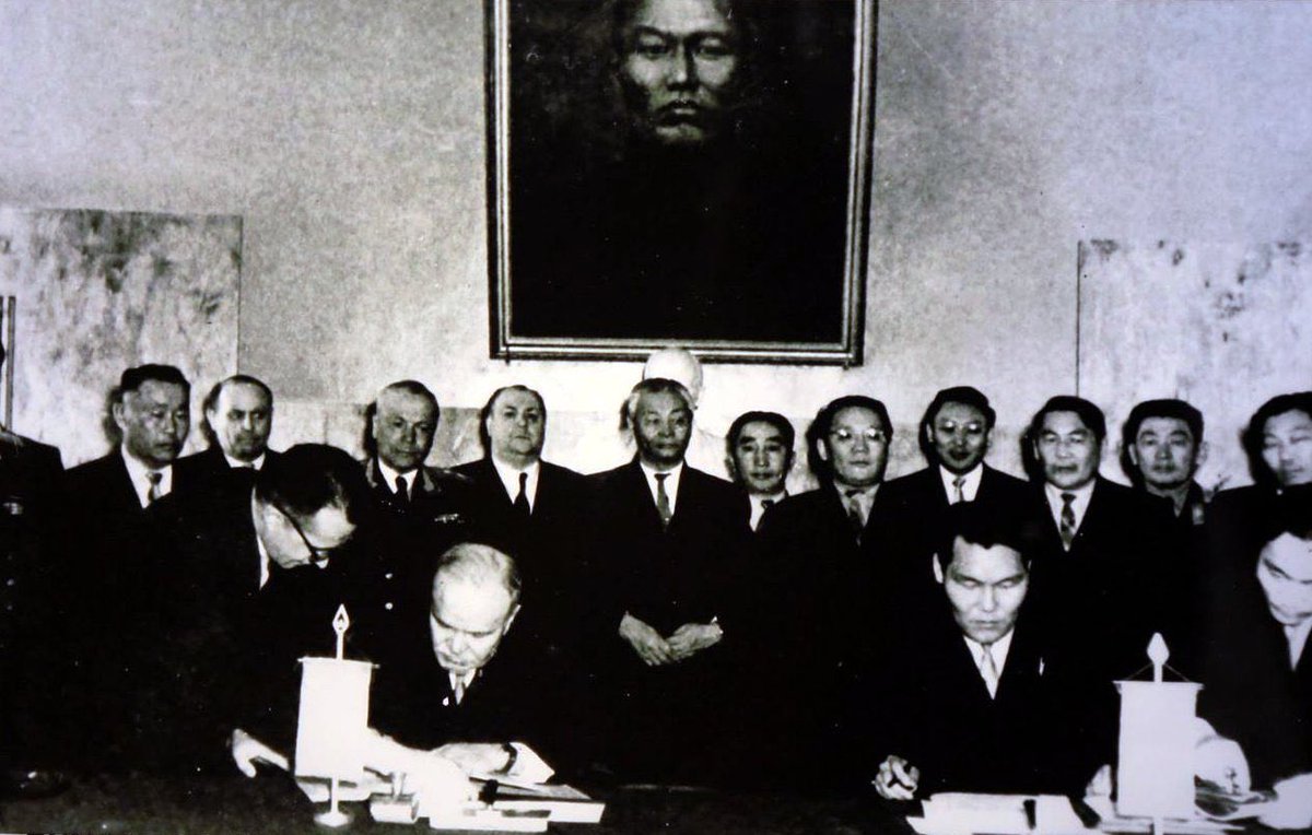 Batkhuu_lw's tweet photo. Д.Нацагдоржийн “Миний нутаг” шүлэгт гардаг Соёны нурууг 1958-3-26 өдөр Оросын талаас В.Молотов, Монголын талаас Л.Цэнд нар гарын үсэг зурснаар Орост шилжүүлсэн.

Ингэж Оросууд Монголын хамгийн үзэсгэлэнтэй нутгийг булааж авсан түүхтэй. Газраа өгөхгүй гсн Аварзэдийг жолооч болгож https://t.co/k8VpVI9Xq2
