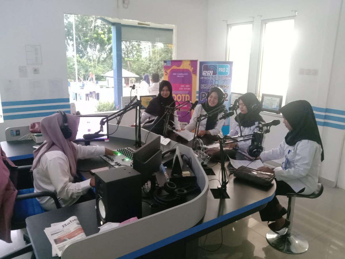 bnnkotapangkal1's tweet photo. Seksi P2M dan Seksi Rehabilitasi Melakukan Sosialisasi P4GN Melalui Siaran Radio RRI Sungaliat Bangka 105,5 FM.
@infobnn_ri
@infobnn_prov_babel
#bnnri #bnnpbabel #bnnkpkp #sosialisasip4gn #p2m #rehabilitasi #siaranradio #radiorri #sungailiat #bangkabelitung https://t.co/BzgbuaMUJx