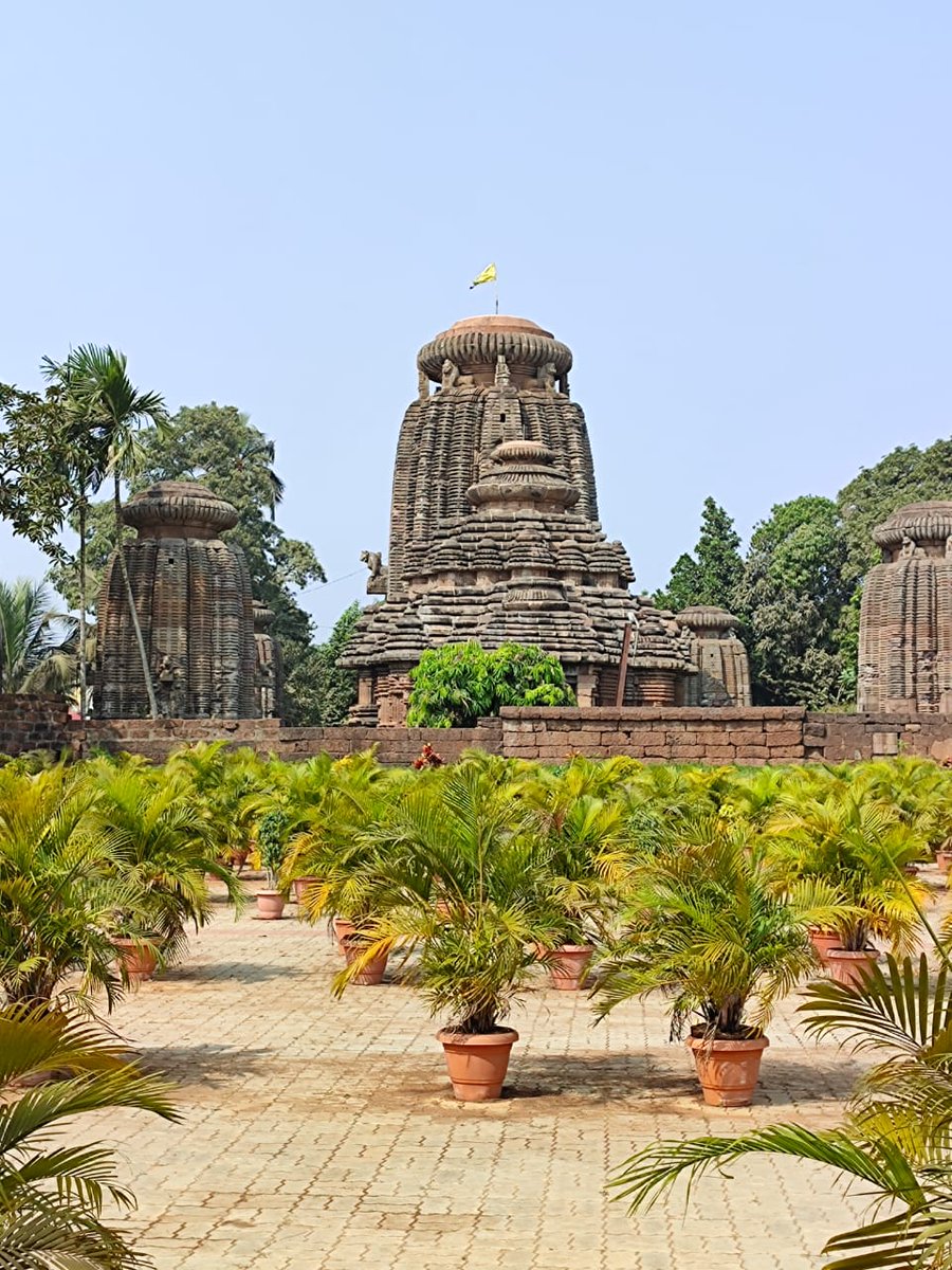 #Lingarajtemple 🙏🛕...Har Har #Mahadev 

#MondayMorning #Temple #Bhubaneswar #Odisha #Travel #FamousPlaces #PopularTemple #Devotion #Hindu #Heritage #OdishaTrails