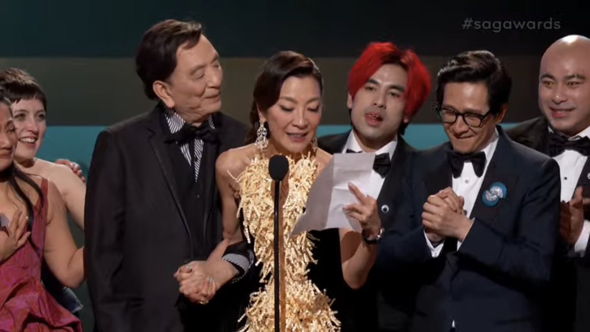 The cast of Everything Everywhere All at Once wins Best Ensemble at the SAG Awards — and uses their time to pay tribute THE LEGENDARY JAMES HONG. #SAGAwards