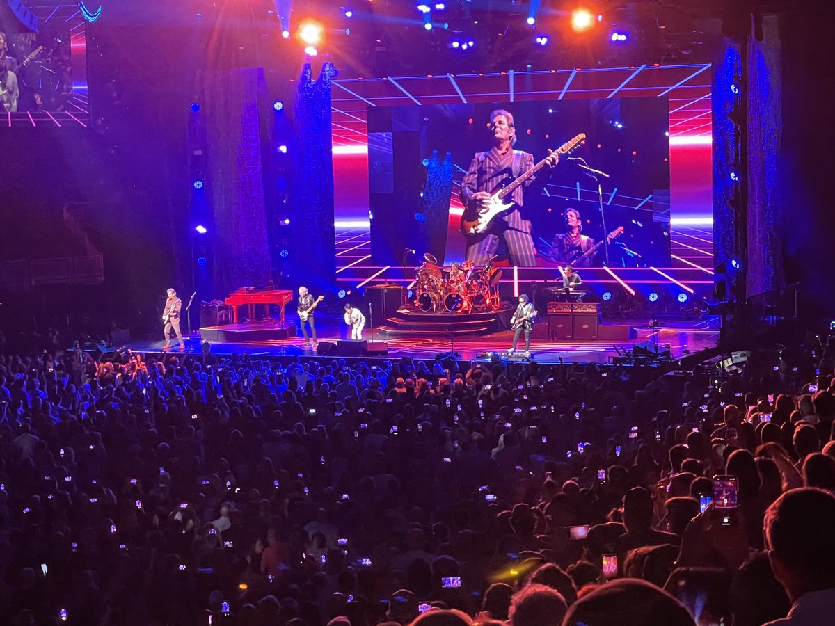 Kevin81782442's tweet photo. Journey rockin Jacksonville https://t.co/06YUUDJlHN