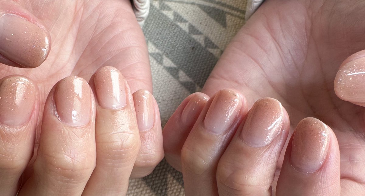 anrich_nail's tweet photo. たくさんジェルや道具を組み合わせて作るシンプルグラデ。在庫抱えるのってどうしても限りがあるので、今、ある中で提案出来るお客様にとってのベストを🫡
サンプル作りも、ちゃんとサロンワークに繋がるやり方がありますよ❤️
#anrich #グラデーション #ネイリストと繋がりたい https://t.co/UvCzGuy4yb