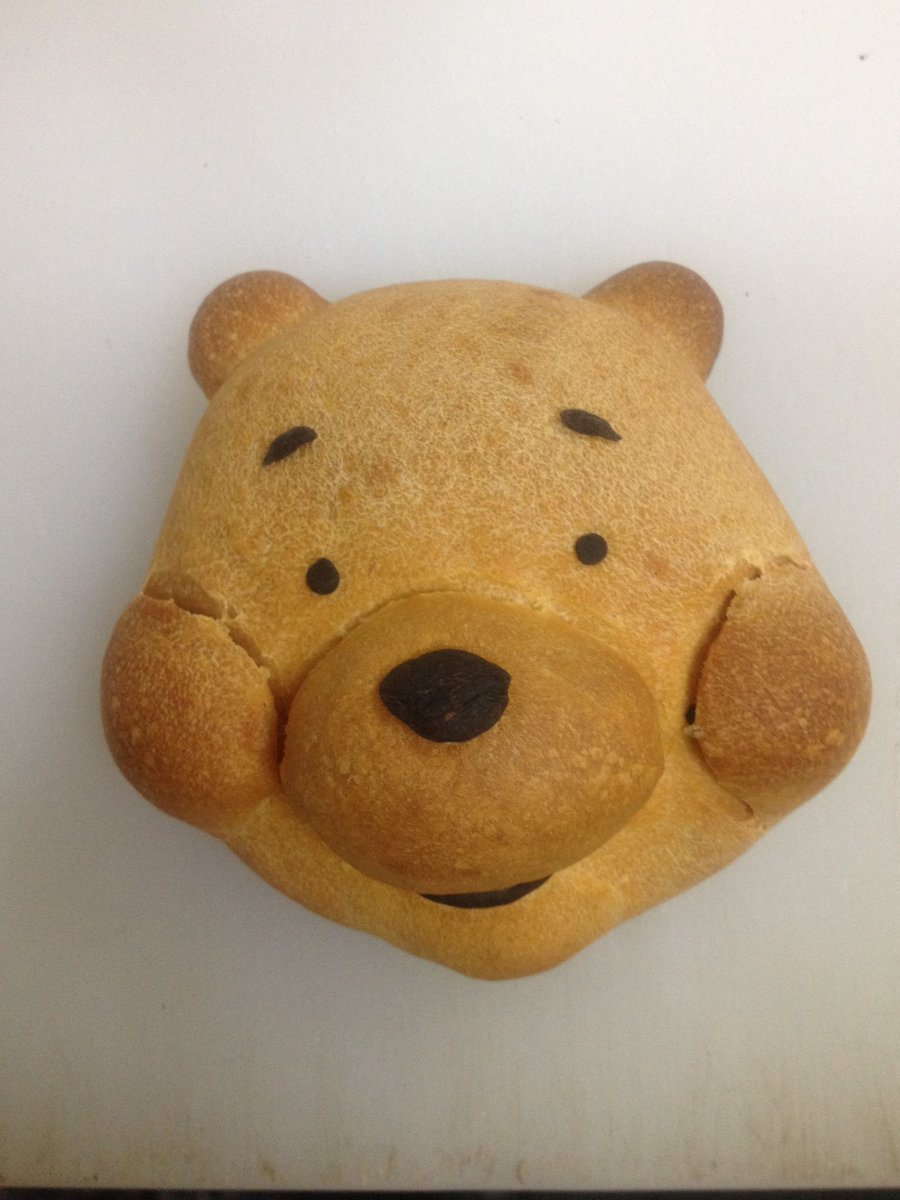 J_buriburi's tweet photo. カーレーぱんの生地が余ってたからプーさんを作るつもりが違ういきものになった。

ちなみに…
１０年くらい前に本気でプーさん作った時はちゃんとプーさんだった。

どうやら絵心が上達したようだ。 https://t.co/AcTcXykv52
