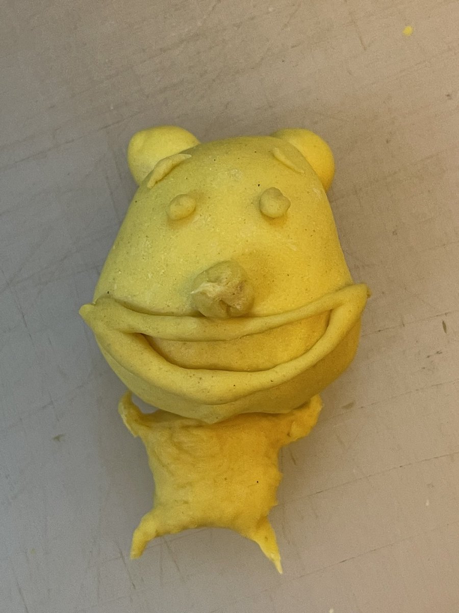 J_buriburi's tweet photo. カーレーぱんの生地が余ってたからプーさんを作るつもりが違ういきものになった。

ちなみに…
１０年くらい前に本気でプーさん作った時はちゃんとプーさんだった。

どうやら絵心が上達したようだ。 https://t.co/AcTcXykv52