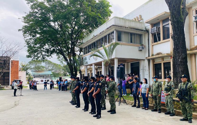 MAKABAYAN || February 27, 2023

Leganes Cops led by Police Captain JOHN P ROBLES, OIC, participated in the Monday Flag Raising Ceremony in front of Leganes Municipal Hall, Leganes, Iloilo this morning, February 27.