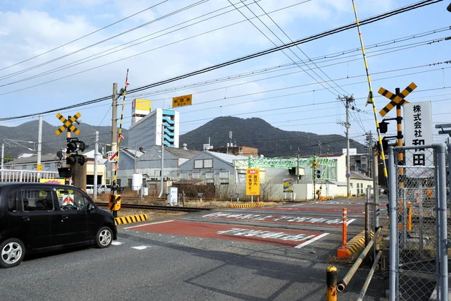 間一髪。高齢女性を抱え、列車をかわす 20歳女性に感謝状