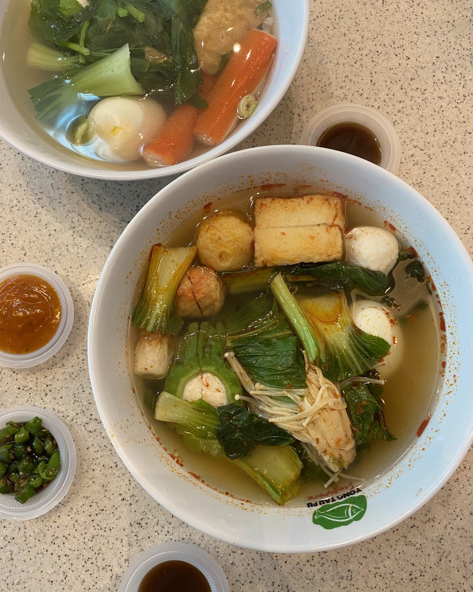 adesomantrikipa's tweet photo. Udah lama pengen makan ini setelah di Aeon tutup! Tapi sayang di Food Court PIM 1 ini gak tersedia yang di goreng-goreng gitu.

Tetap setia dengan kuah Tom Yam Yong Tau Fu.
Thank you mate dah mau temenin ke-BM'an gw 🙌🏻
@jforjotan 
Colek @skinatvelvet 🫰🏻 https://t.co/96UtnpDlwB