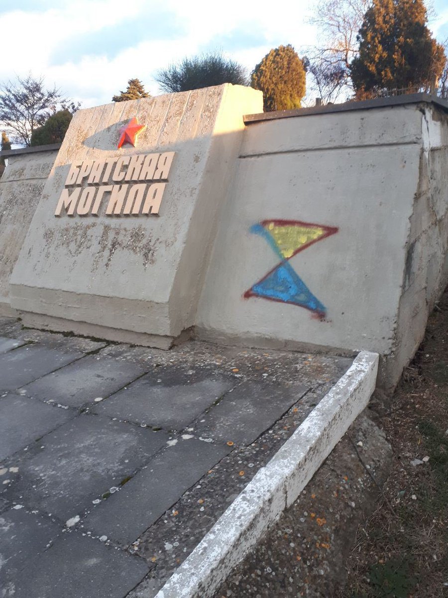 NatalkaKyiv's tweet photo. Pro-Ukrainian activists in Crimea are turning Russian Zwastikas into blue and yellow hourglasses to remind the Russian occupants their time is running out…
Crimea is Ukraine! 🇺🇦
#Ukraine #Russia #Crimea2023 https://t.co/P9k11ZW7od