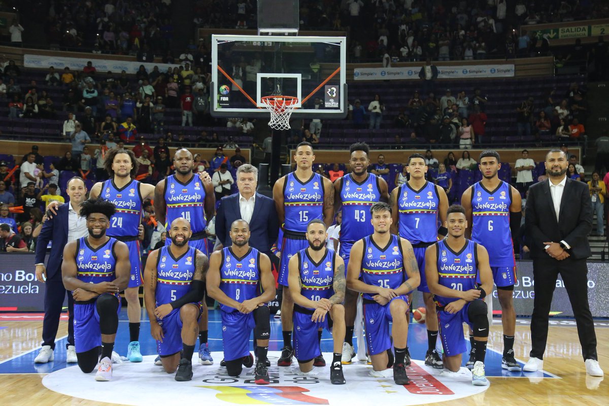 NicolasMaduro's tweet photo. ¡Venezuela clasificó al Mundial de Baloncesto 2023! Mis felicitaciones a nuestra selección por el gran trabajo que hicieron en estas eliminatorias. El pueblo agradece, reconoce su dedicación y el amor con el que representan el tricolor nacional. ¡Estamos con ustedes muchachos! https://t.co/UNqLbJx4ar